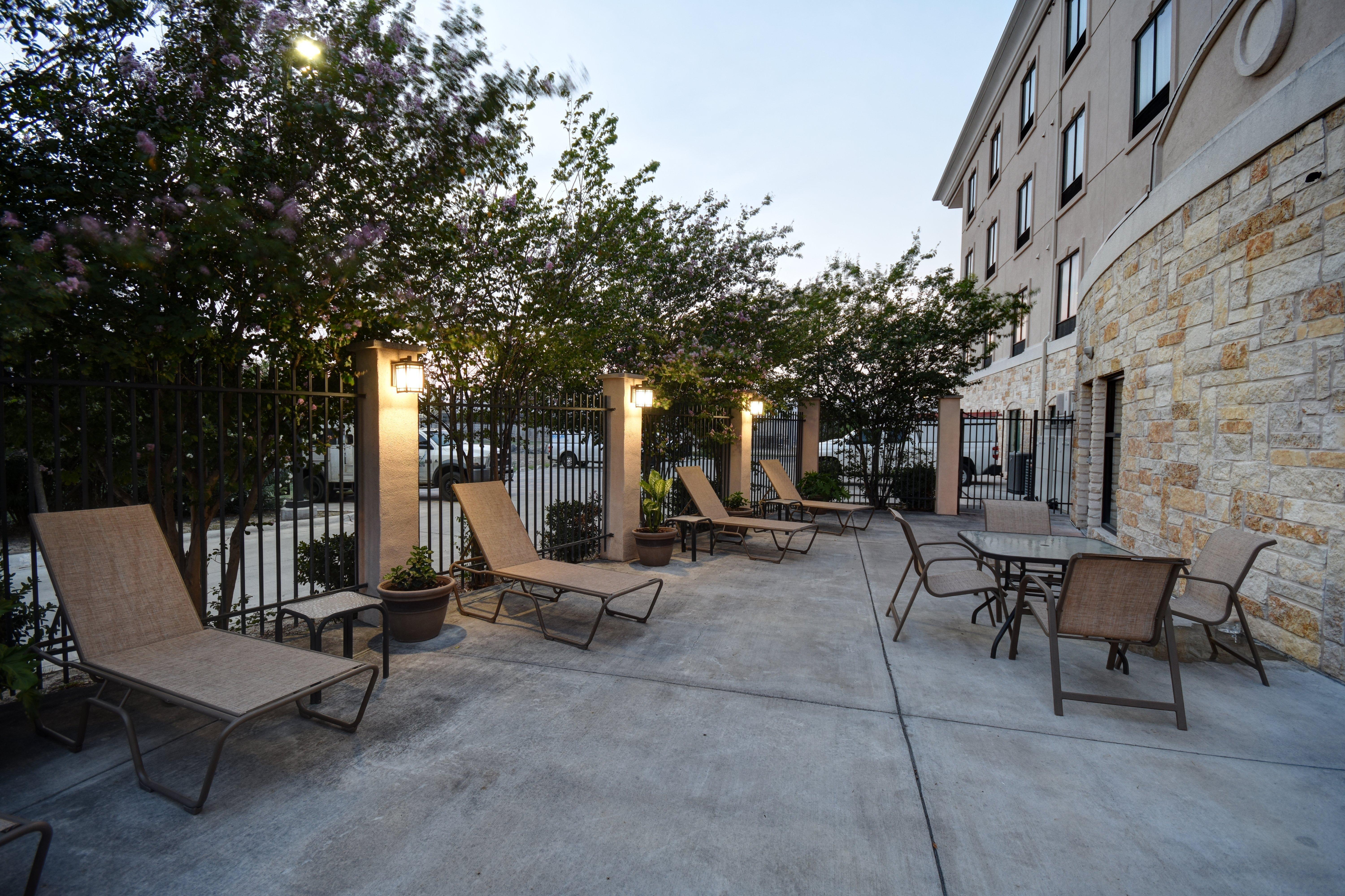 Holiday Inn Express & Suites Del Rio By Ihg Exterior foto