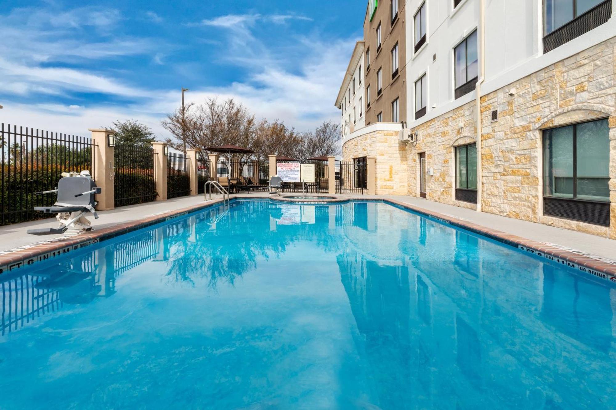 Holiday Inn Express & Suites Del Rio By Ihg Exterior foto