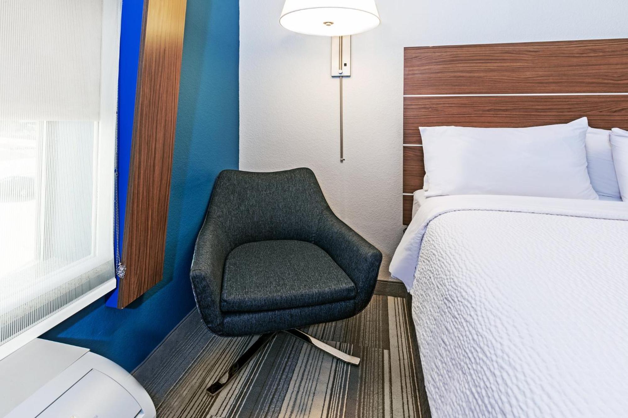 Holiday Inn Express & Suites Del Rio By Ihg Exterior foto
